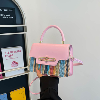 PU materiāla crossbody kvadrātformas soma, oderējums no neilona, aizvērums ar vāku, iekšējā kabata ar rāvējslēdzēju