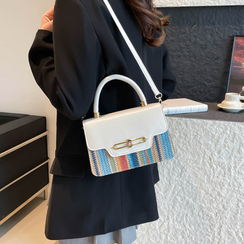 PU materiāla crossbody kvadrātformas soma, oderējums no neilona, aizvērums ar vāku, iekšējā kabata ar rāvējslēdzēju