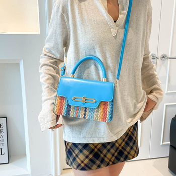 PU materiāla crossbody kvadrātformas soma, oderējums no neilona, aizvērums ar vāku, iekšējā kabata ar rāvējslēdzēju