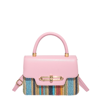 PU materiāla crossbody kvadrātformas soma, oderējums no neilona, aizvērums ar vāku, iekšējā kabata ar rāvējslēdzēju