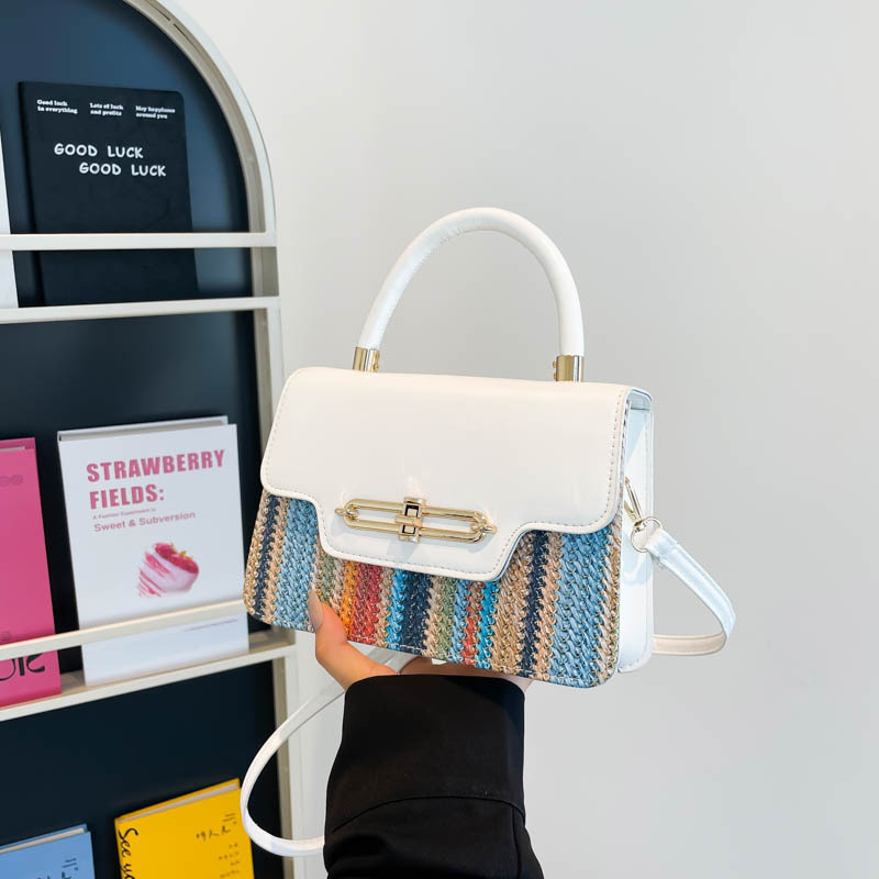 PU materiāla crossbody kvadrātformas soma, oderējums no neilona, aizvērums ar vāku, iekšējā kabata ar rāvējslēdzēju