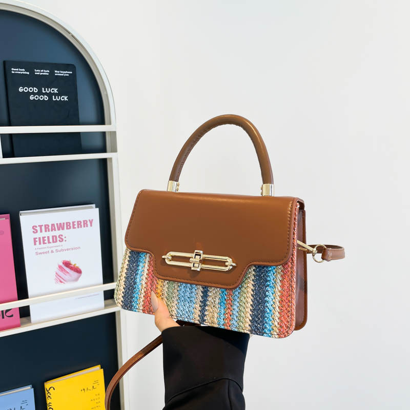 PU materiāla crossbody kvadrātformas soma, oderējums no neilona, aizvērums ar vāku, iekšējā kabata ar rāvējslēdzēju