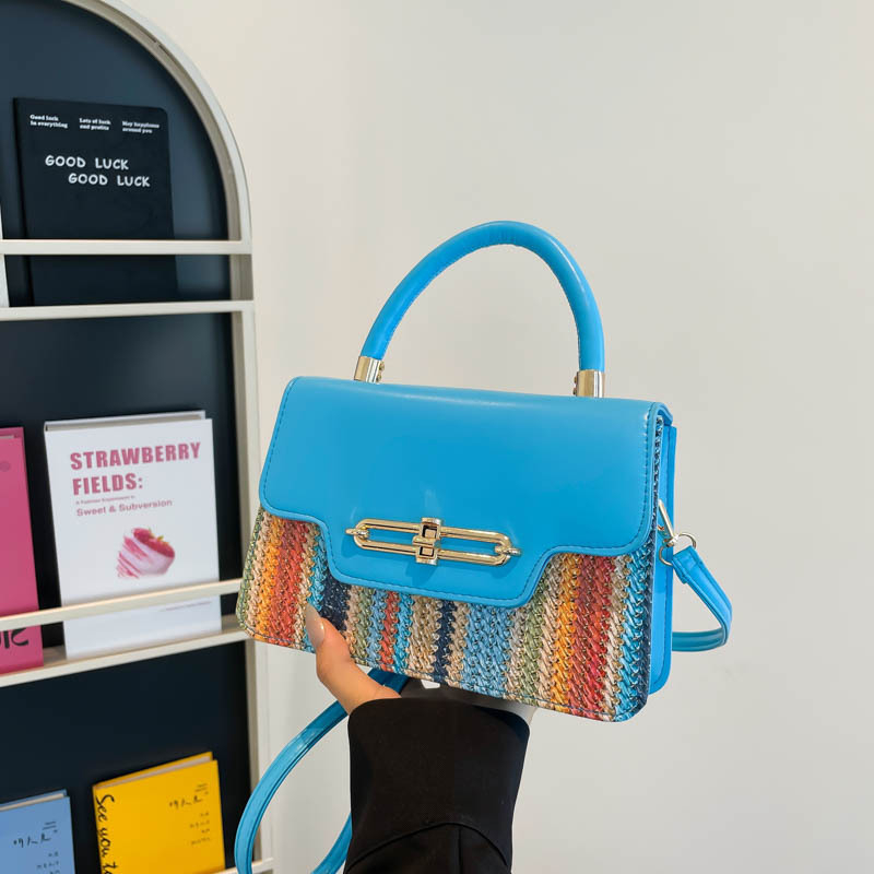 PU materiāla crossbody kvadrātformas soma, oderējums no neilona, aizvērums ar vāku, iekšējā kabata ar rāvējslēdzēju