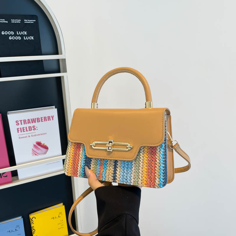 PU materiāla crossbody kvadrātformas soma, oderējums no neilona, aizvērums ar vāku, iekšējā kabata ar rāvējslēdzēju