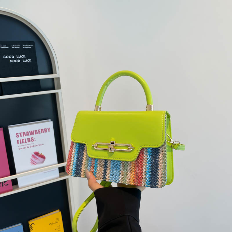 PU materiāla crossbody kvadrātformas soma, oderējums no neilona, aizvērums ar vāku, iekšējā kabata ar rāvējslēdzēju