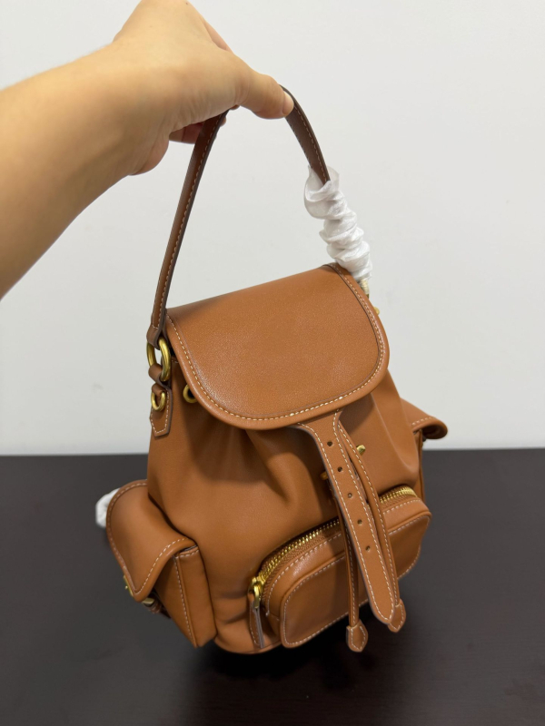 Ženski ruksak s poklopcem, koža goveda, ulični stil, unutarnji džepovi za telefon i dokumente