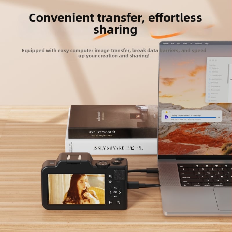 Peegelkaamerata kaamera — 14 MP CCD sensor, 18x optiline zoom, maks. resolutsioon 4096×2304, 3,5-tolline LCD