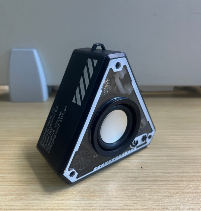 Bluetooth zvučnik u stilu Mecha s šarenim ambijentalnim svjetlom, prijenosni mini bass zvučnik — Bluetooth 5.3; 5W; ugrađena baterija 500–800 mAh; SNR ≥85 dB; domet 10 m