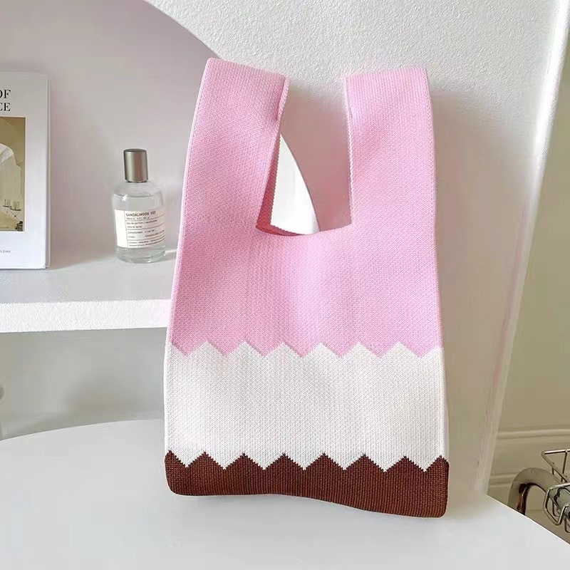 Geantă de mână, formă verticală pătrată, deschidere deschisă, buzunare interioare pentru telefon, buletin, laptop și cameră — poliester