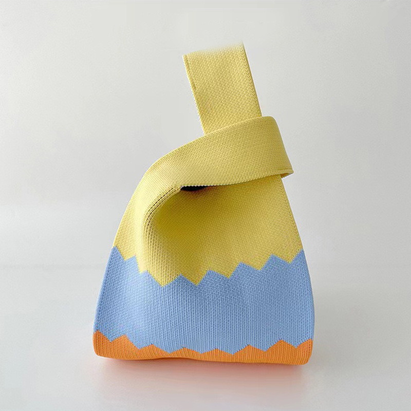 Geantă de mână, formă verticală pătrată, deschidere deschisă, buzunare interioare pentru telefon, buletin, laptop și cameră — poliester