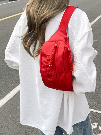 Torba na prsa u šumskom stilu: vanjska od najlona, podstava od poliestera, zatvarač, džep za mobitel, trodimenzionalni oblik