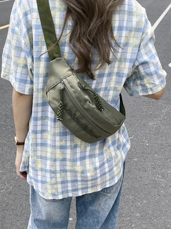 Torba na prsa u šumskom stilu: vanjska od najlona, podstava od poliestera, zatvarač, džep za mobitel, trodimenzionalni oblik