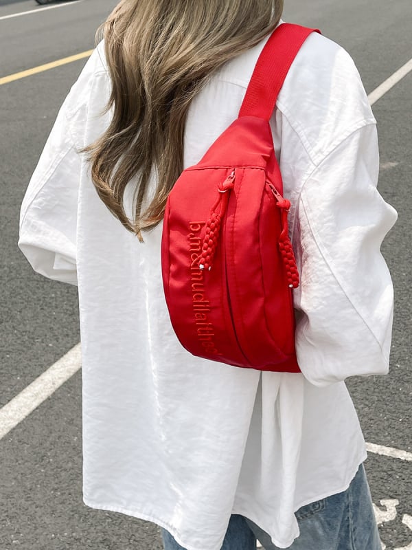 Torba na prsa u šumskom stilu: vanjska od najlona, podstava od poliestera, zatvarač, džep za mobitel, trodimenzionalni oblik