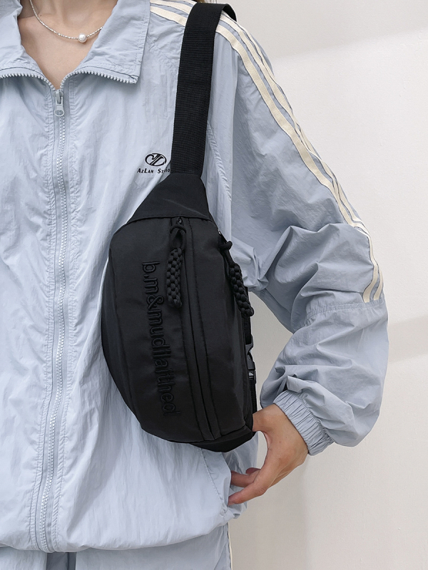 Torba na prsa u šumskom stilu: vanjska od najlona, podstava od poliestera, zatvarač, džep za mobitel, trodimenzionalni oblik