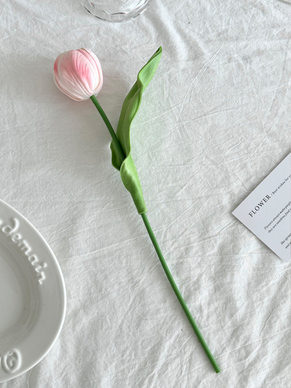 Umjetni buket tulipana za ukrašavanje dnevnog boravka; Materijal: svilen cvijet; Namjena: dekoracija i rekvizit za fotografiju
