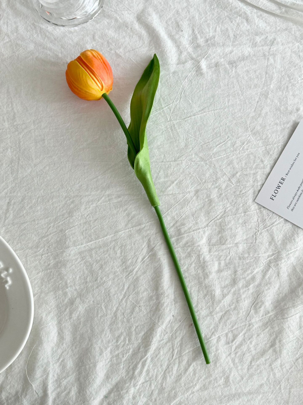 Umjetni buket tulipana za ukrašavanje dnevnog boravka; Materijal: svilen cvijet; Namjena: dekoracija i rekvizit za fotografiju