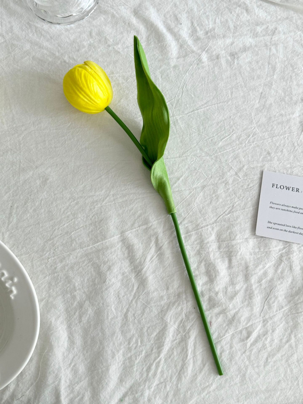 Umjetni buket tulipana za ukrašavanje dnevnog boravka; Materijal: svilen cvijet; Namjena: dekoracija i rekvizit za fotografiju