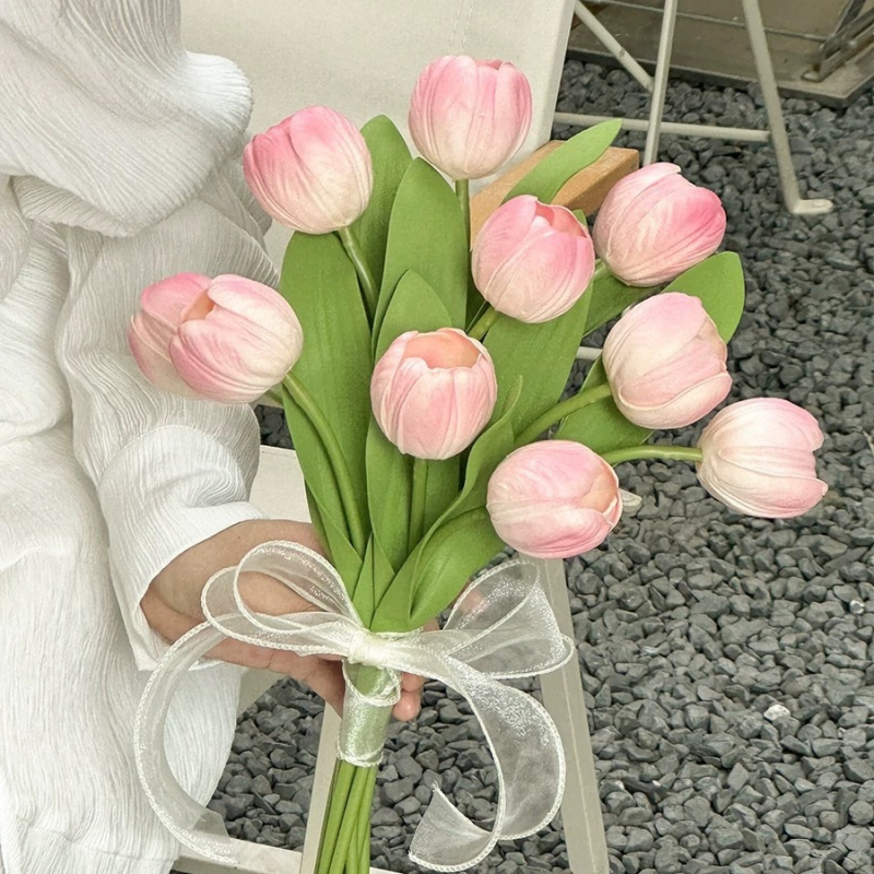 Umjetni buket tulipana za ukrašavanje dnevnog boravka; Materijal: svilen cvijet; Namjena: dekoracija i rekvizit za fotografiju