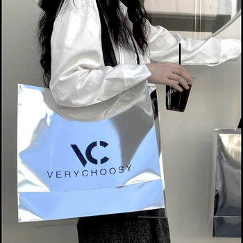 Pungă de hârtie pentru magazin de haine, bază pătrată, imprimare offset, marcă Jiaxi, logo imprimat, producție zilnică 10.000