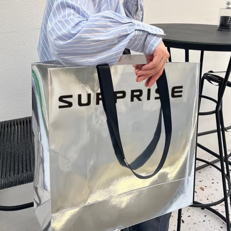 Pungă de hârtie pentru magazin de haine, bază pătrată, imprimare offset, marcă Jiaxi, logo imprimat, producție zilnică 10.000