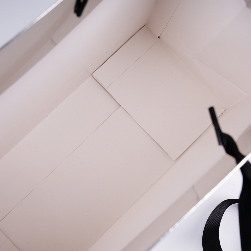 Pungă de hârtie pentru magazin de haine, bază pătrată, imprimare offset, marcă Jiaxi, logo imprimat, producție zilnică 10.000