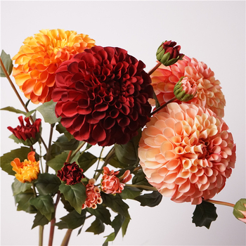 Umelý hodvábny kvet Daisy, štyri hlavy; materiály: mäkké lepidlo, mäkké PVC; výroba: vstrekovanie, 3D tlač; vhodné ako rekvizita na fotenie a domáca výzdoba