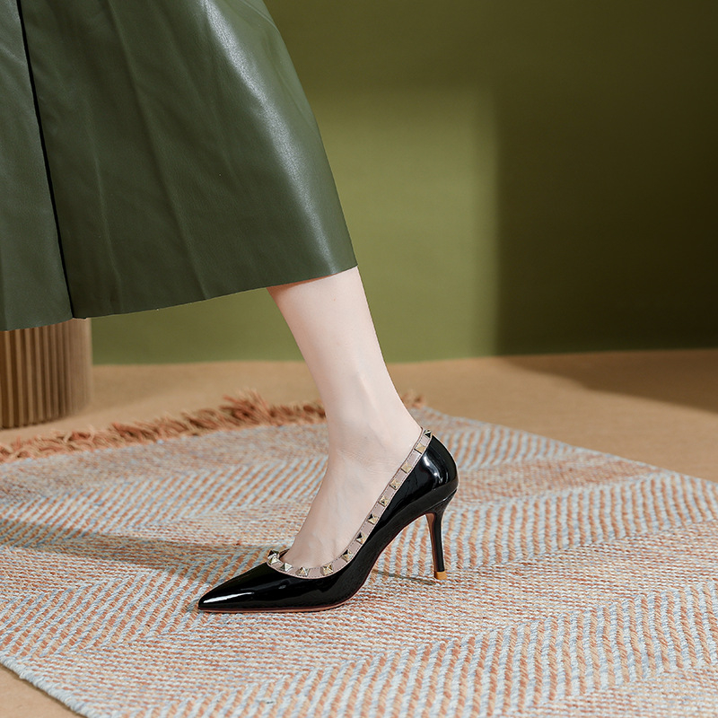 Moteriški vestuviniai aukštakulniai bateliai: smailus pirštas, plonas kulnas, žemas kulkšnies aukštis, patentuota oda, labai aukštas kulnas (>8 cm)