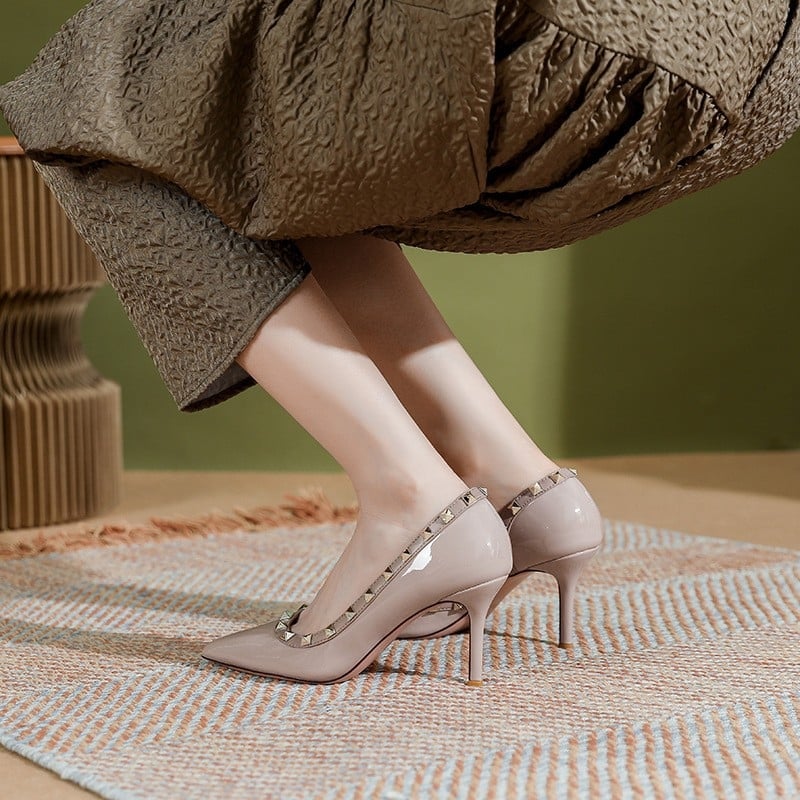 Moteriški vestuviniai aukštakulniai bateliai: smailus pirštas, plonas kulnas, žemas kulkšnies aukštis, patentuota oda, labai aukštas kulnas (>8 cm)