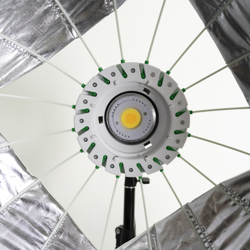 Soft lightware pre fotografovanie a živé vysielanie; britský model 1-116; plastová konštrukcia; maximálna nosnosť 6–10 kg.