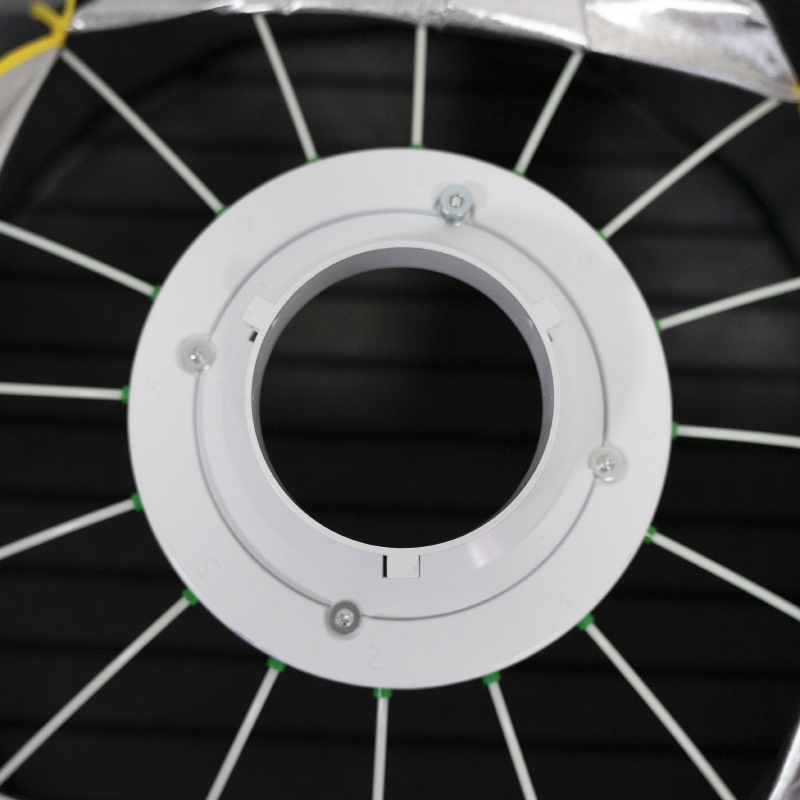 Soft lightware pre fotografovanie a živé vysielanie; britský model 1-116; plastová konštrukcia; maximálna nosnosť 6–10 kg.