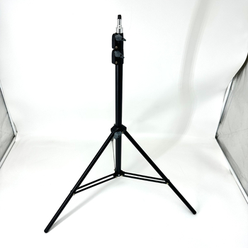 Stojan na lampu a fotografický trojnožový stojan z karbónovej ocele, 3 uzly, pracovná výška 0,7–2,1 m, priemer trubky 16–25 mm, nosnosť 7–10 kg.