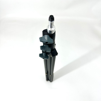 Stojan na lampu a fotografický trojnožový stojan z karbónovej ocele, 3 uzly, pracovná výška 0,7–2,1 m, priemer trubky 16–25 mm, nosnosť 7–10 kg.