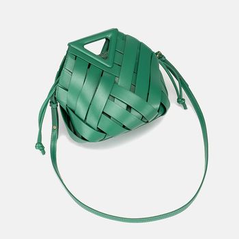 Crossbody torba s obrnuto trokutim – PU, pletena košara, magnetska kopča, podstava od najlona, proljeće 2025