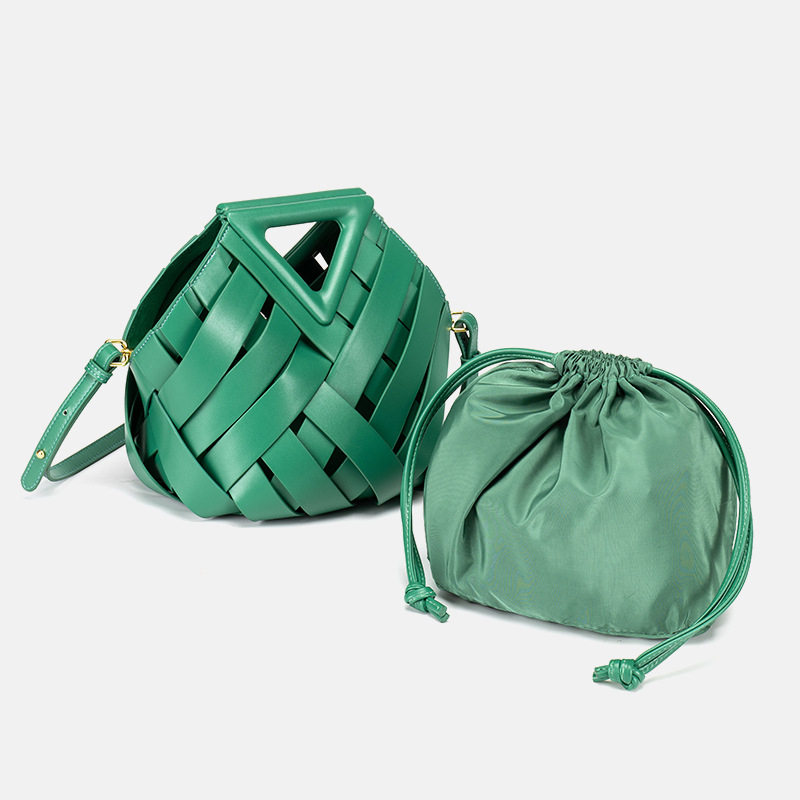 Crossbody torba s obrnuto trokutim – PU, pletena košara, magnetska kopča, podstava od najlona, proljeće 2025