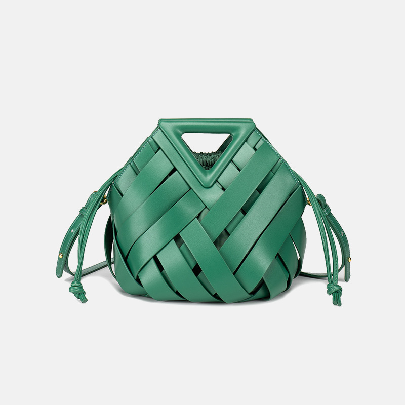 Crossbody torba s obrnuto trokutim – PU, pletena košara, magnetska kopča, podstava od najlona, proljeće 2025