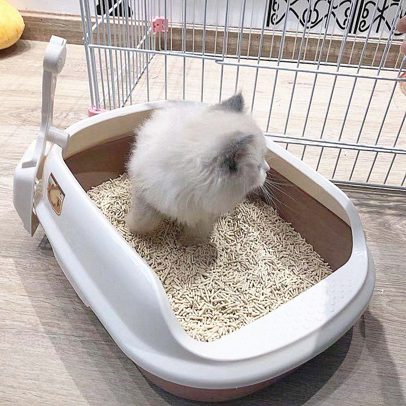 Plastična kutija za mačji šljunak s poluzatvorenim dizajnom, protiv rasipanja, uključuje lopaticu