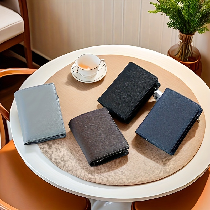 Γυναικείος μικρός δερμάτινος πορτοφόλι με φερμουάρ και πολλές θήκες καρτών — δέρμα δεύτερου στρώματος, επένδυση από ίνες Super Fiber, αστική απλότητα, χειμώνας 2023