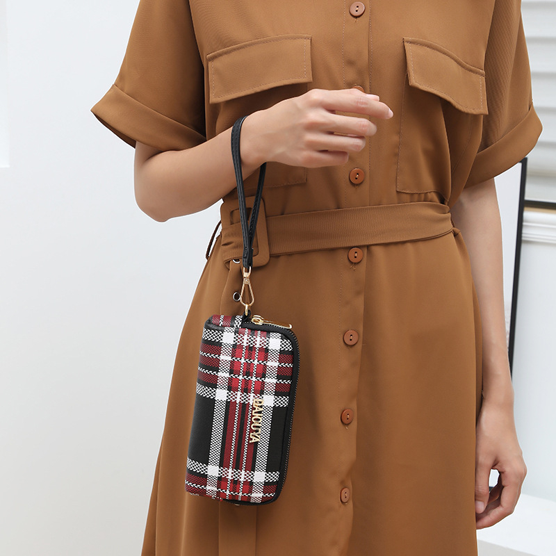 Ženska clutch torbica sa zatvaračem na zip, PU materijal, vodoravni kvadratni oblik, unutarnji džep za mobitel i ID karticu, podstava od poliester.