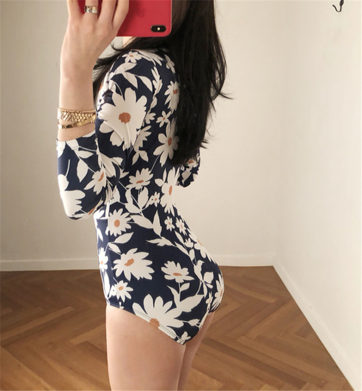 Цял бански за жени с дълги ръкави, принт модел, плат от найлонова смес (80% найлон), подплата полиестер и подплънки за бюста