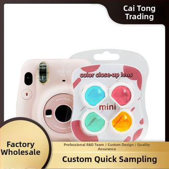 Polaroid Mini 11 objektyvo priedai: priekinis keturių spalvų filtras, nuimamas veidrodinis objektyvas