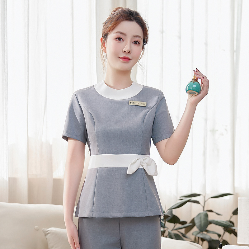 Ženská uniforma do kozmetického salónu – rýchloschnúci materiál, zmes polyesteru a elastanu, krátke rukávy, kruhový výstrih, nohavice