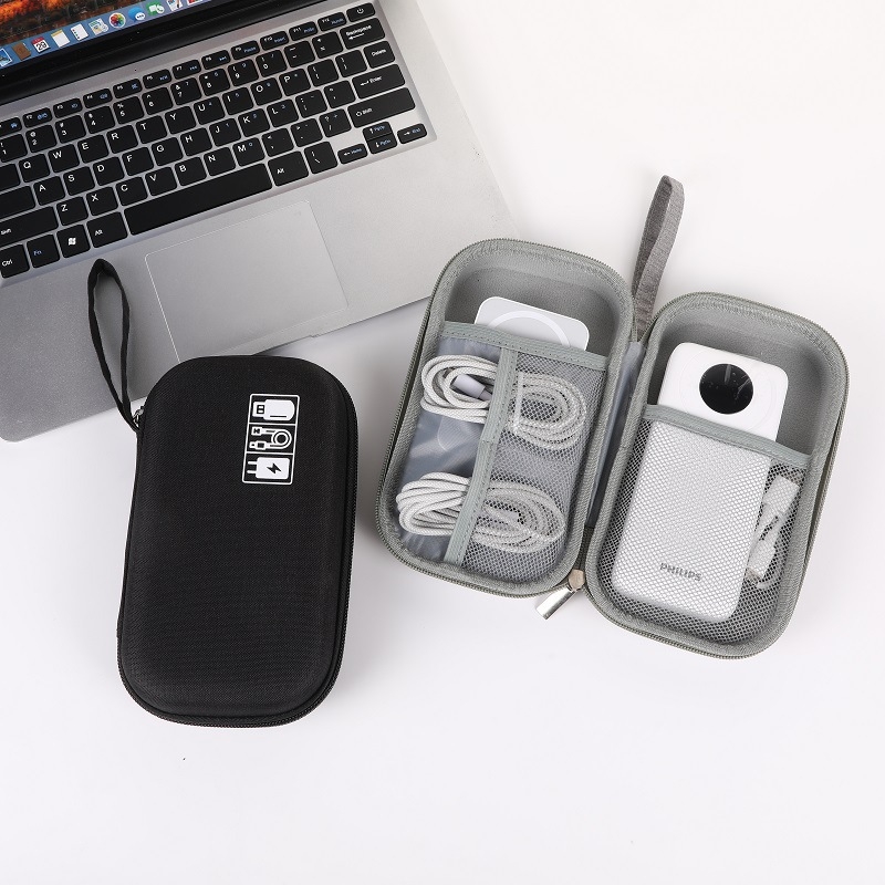 Multifunkciós adatkábel-tároló táska, kézitáska-stílus, anyag Oxford vászon + EVA, kis egyrétegű kialakítás, méretei 20,5×11×5 cm, súlya 90 g, utazáshoz ideális