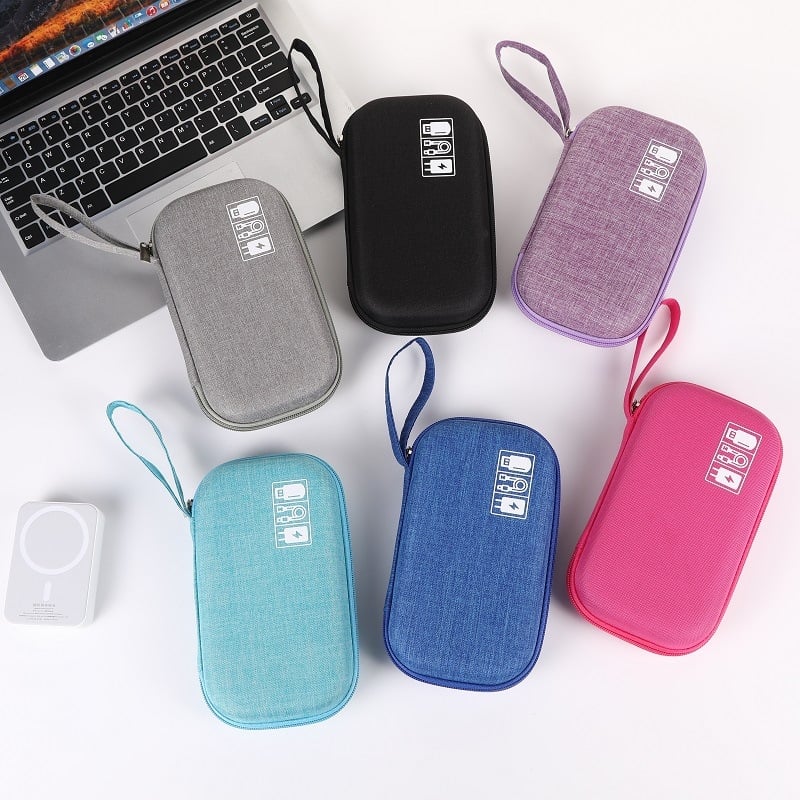 Multifunkciós adatkábel-tároló táska, kézitáska-stílus, anyag Oxford vászon + EVA, kis egyrétegű kialakítás, méretei 20,5×11×5 cm, súlya 90 g, utazáshoz ideális