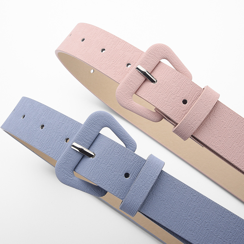 Moteriška PU odos diržas su lydinio sagtimi – paprastos, universalaus stiliaus; užsegimas sagtelės; plotis 2–4 cm