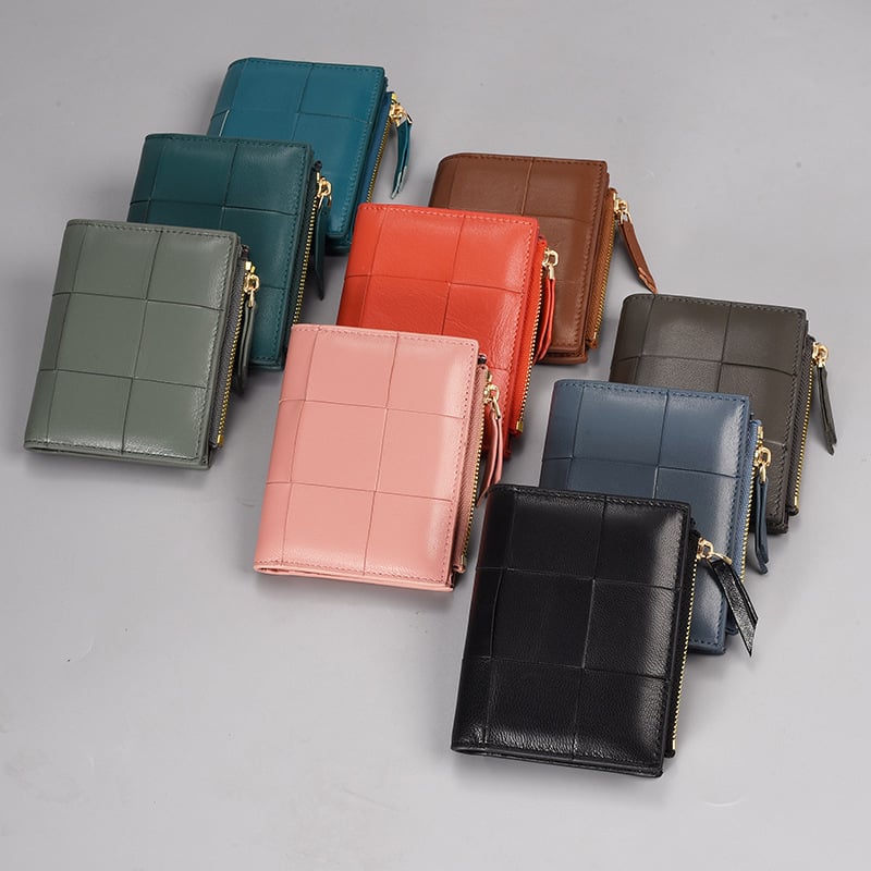 Γυναικείο δίφυλλο πορτοφόλι από γνήσιο δέρμα με υφαντή υφή, κοντό φερμουάρ, μοντέλο Wallet 3056-1, αστικός μινιμαλισμός