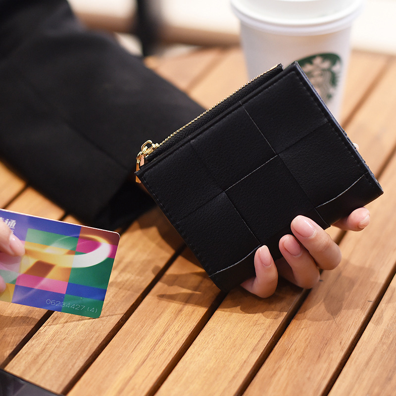 Γυναικείο δίφυλλο πορτοφόλι από γνήσιο δέρμα με υφαντή υφή, κοντό φερμουάρ, μοντέλο Wallet 3056-1, αστικός μινιμαλισμός