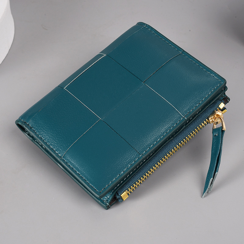 Γυναικείο δίφυλλο πορτοφόλι από γνήσιο δέρμα με υφαντή υφή, κοντό φερμουάρ, μοντέλο Wallet 3056-1, αστικός μινιμαλισμός