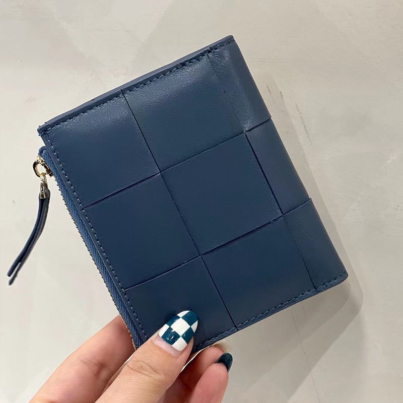 Γυναικείο δίφυλλο πορτοφόλι από γνήσιο δέρμα με υφαντή υφή, κοντό φερμουάρ, μοντέλο Wallet 3056-1, αστικός μινιμαλισμός