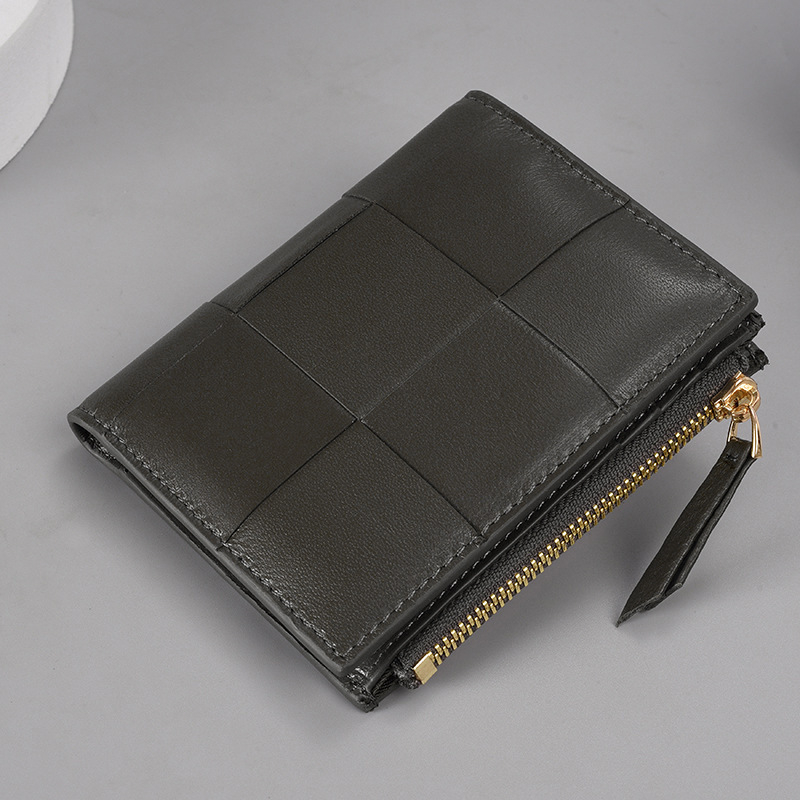 Γυναικείο δίφυλλο πορτοφόλι από γνήσιο δέρμα με υφαντή υφή, κοντό φερμουάρ, μοντέλο Wallet 3056-1, αστικός μινιμαλισμός