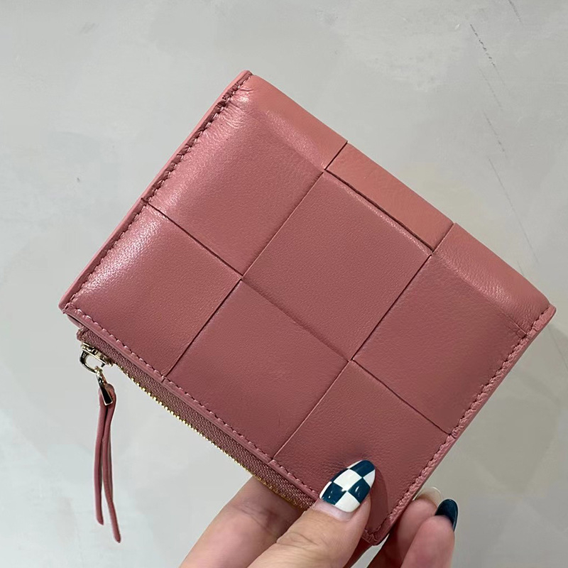 Γυναικείο δίφυλλο πορτοφόλι από γνήσιο δέρμα με υφαντή υφή, κοντό φερμουάρ, μοντέλο Wallet 3056-1, αστικός μινιμαλισμός